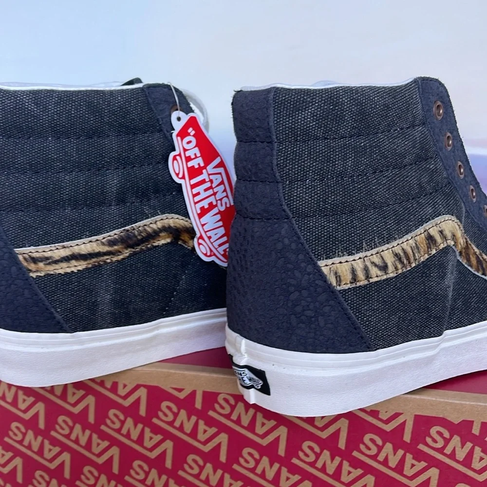 Vans Men’s Sk8-Hi
Subtle Safari Asphalt
VN0A5JMJ107
Sneakers - Picture 15 of 16